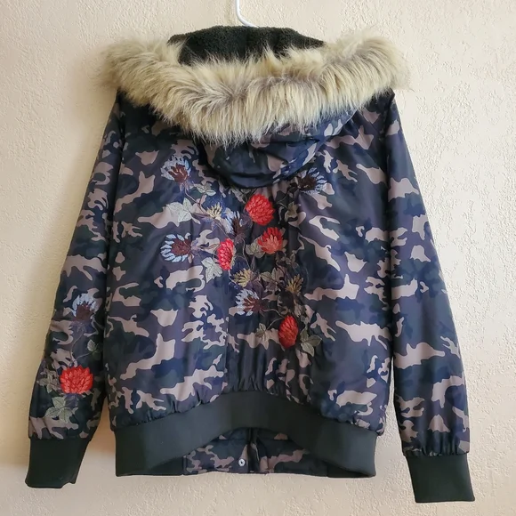 American Rag Cie Floral Camouflage Embroidered Bomber Jacket Faux Fur Hood - Picture 10 of 10